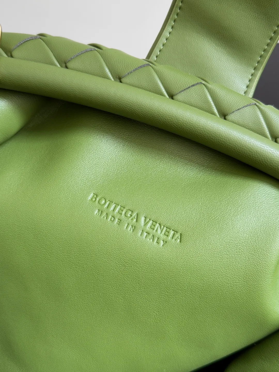 Batch 2260 BOTTEGA VENETA Lady's LAUREN CLUTCH Chain Clutch was inspired by 40 years ago. It is a perfect fusion of classic and modern bags. It is effortless and fashionable for any occasion and at any time. The newly added detachable metal chain allows people to have more ways to carry it. It is grand and elegant. Style No.: 785807 Size: 31.5*16.5*11cm